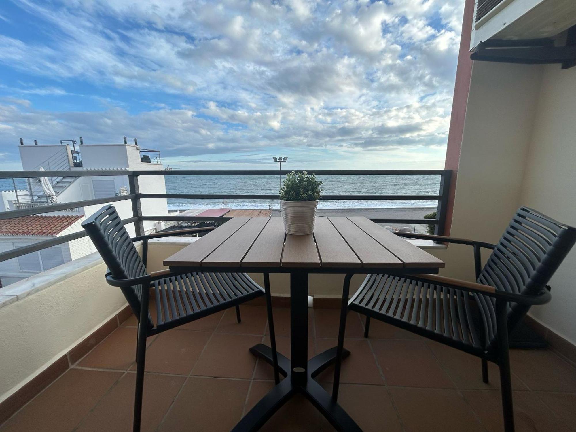 Maravilloso Apartamento En Primera Linea De Playa Con Vistas Al Mar En Caleta De Velez 2 D Exteriör bild