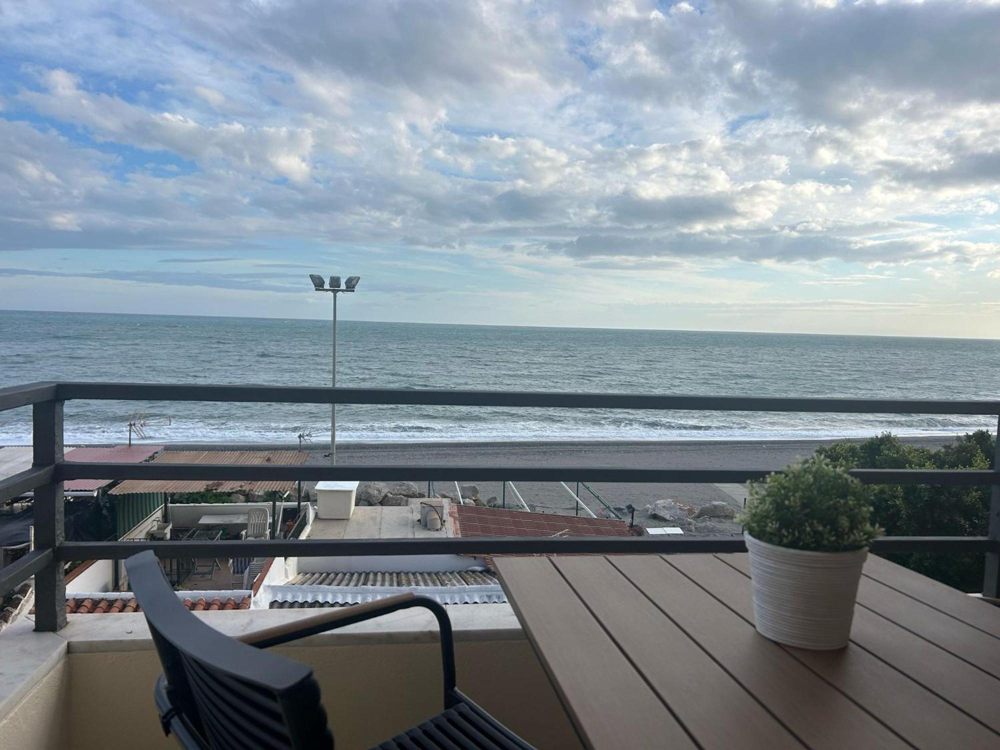 Maravilloso Apartamento En Primera Linea De Playa Con Vistas Al Mar En Caleta De Velez 2 D Exteriör bild