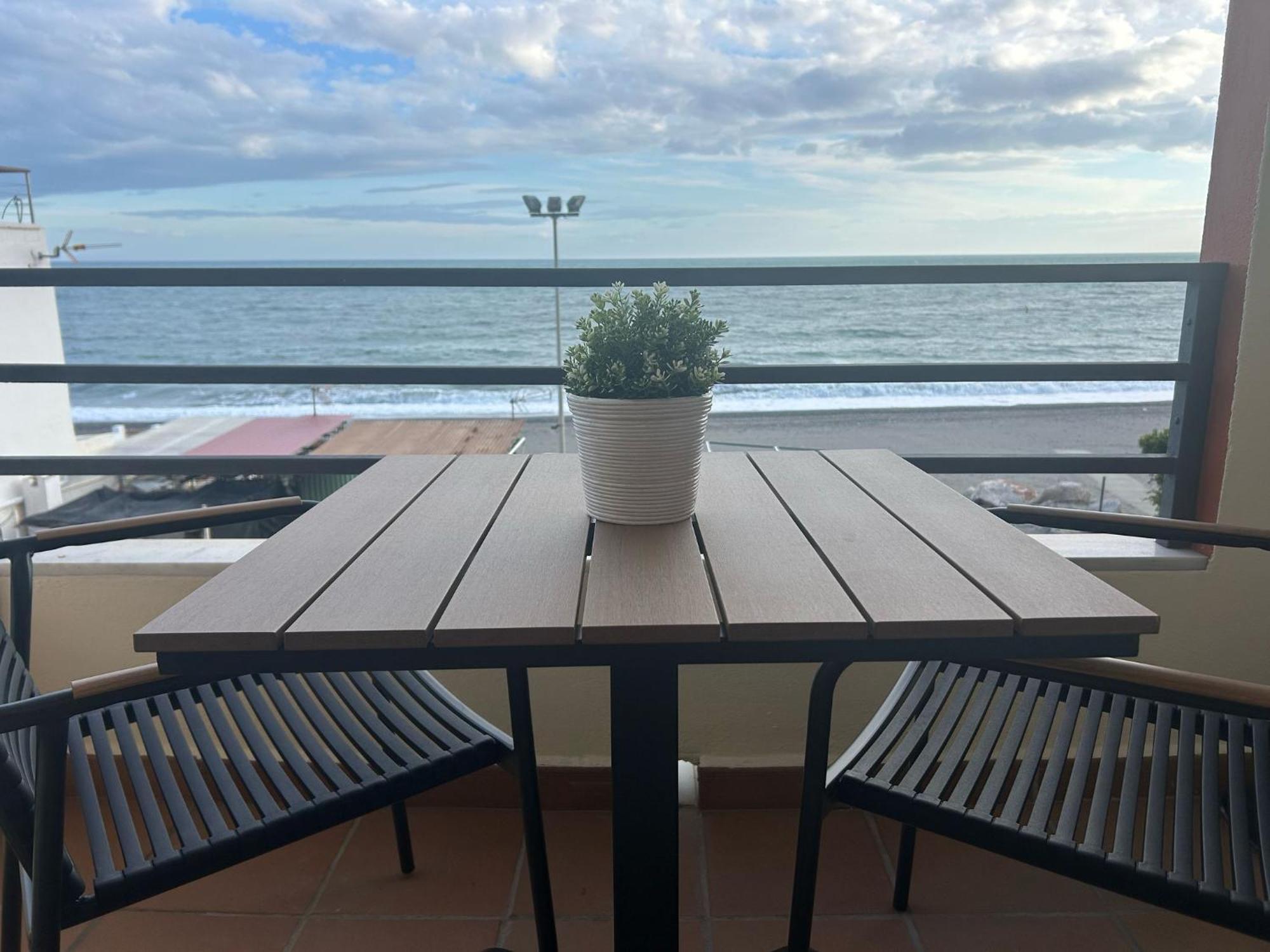 Maravilloso Apartamento En Primera Linea De Playa Con Vistas Al Mar En Caleta De Velez 2 D Exteriör bild